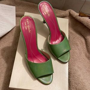 KATE SPADE - gala too - green oil patent leather slide ons - 6.5